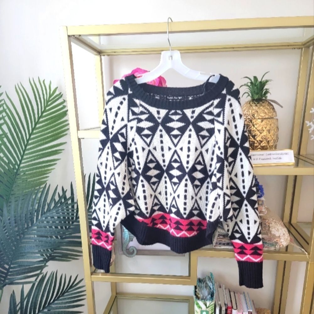 Cropped Black & white tribal print Sweater - Great condition - size small!